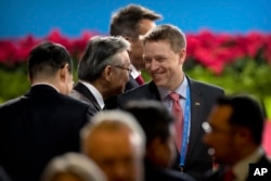 川普總統的特別助理兼國家安全委員會負責東亞事務的博明（中，Matt Pottinger）在北京參加 “一帶一路”國際合作高峰論壇開幕式（2017年5月14日）。博明曾經擔任華爾街日報駐北京記者，後來參加美國海軍陸戰隊。