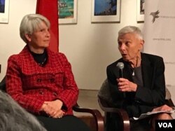 戴維森學院政治學教授雪麗(左)和邁阿密大學政治學教授金德芳(美國之音方冰拍攝)