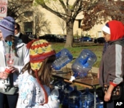 走累了停下来喝口水