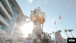 約30名示威者佔領金紫荊雕像。(香港眾志圖片)