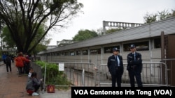 警方以鐵馬封鎖一個接近上水火車站入口，平日有大批水貨客聚集的路口