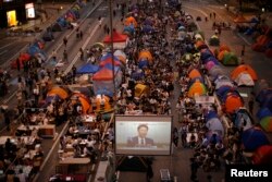 香港示威者观看政府官员与学联代表的对话