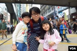 香港教師蔡先生與兩名子女。（美國之音湯惠芸攝）