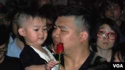 家長帶同年幼兒子身穿黑衣參加反國民教育集會