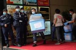 香港警方突襲搜查了《立場新聞》辦公室，搬走多箱資料 （2021年12月29日）