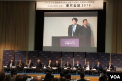 日本防卫大臣小野寺五典在论坛上发表对朝鲜动向的分析，身后是保镖（美国之音歌篮拍摄）