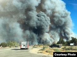 许多山林社区被迫疏散（圣贝纳迪诺县消防队提供照片）