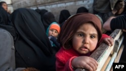 逃离“伊斯兰国”控制的最后地盘的妇女儿童坐在停在巴固兹村外的一辆卡车上。(2019年2月11日)