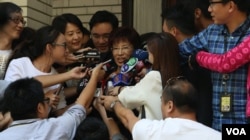 立法院副院长、国民党总统参选人洪秀柱在主持10月13日立法院会前接受媒体采访。（照片来源：美国之音李逸华拍摄）