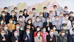 漢翔F-16維修中心啟動後，台灣總統蔡英文和該中心之部分民間供應廠商合影。(黃麗玲攝)