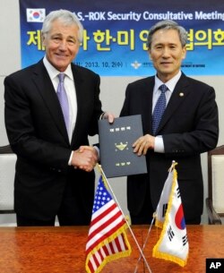 美國國防部長哈格爾(左)和南韓國防部長金寬鎮(右)握手