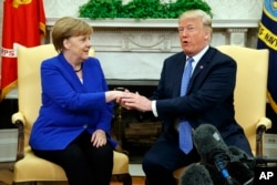 美国总统川普在白宫椭圆形办公室与德国总理默克尔会面。（2018年4月27日）