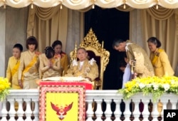 2012年12月5日，泰國國王普密蓬和王儲哇集拉隆功（Maha Vajiralongkorn，右起第 二人）、 烏汶叻公主（做起第二人）、詩琳通（Sirindhorn，右起第一人）公主等