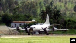 资料照片：被撞坏的美国EP-3E侦察机停在海南岛陵水机场。(2001年6月16日)