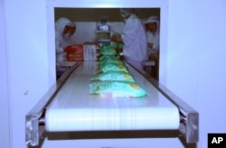 機器大量生產快速消費食品可節省人力成本