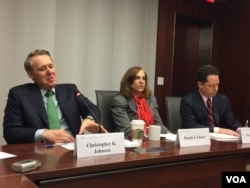 国际战略与研究中心的张克斯（左）、葛来仪（中）与甘思德（右）就川习会举行媒体吹风会(2017年3 月31日，美国之音莉雅拍摄)