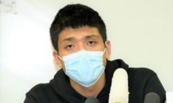 12港人关注组成员、本土派社运人士邹家成表示，两名被中国当局移交给香港警方的未成年人，在天水围警署内神情紧张及呆滞，避谈盐田看守所的遭遇。而中国官媒大肆报道10名港人在深圳的审讯是公平、公正、公开，被告人全部认罪，他质疑12港人可能在盐田看守所受到酷刑对待才有这些反应。