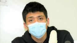 12港人關注組成員、本土派社運人士鄒家成表示，兩名被中國當局移交給香港警方的未成年人，在天水圍警署內神情緊張及呆滯，避談鹽田看守所的遭遇。而中國官媒大肆報道10名港人在深圳的審訊是公平、公正、公開，被告人全部認罪，他質疑12港人可能在鹽田看守所受到酷刑對待才有這些反應 (攝影：美國之音湯惠芸)