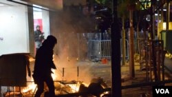 旺角衝突有示威者隔著火堆及障礙物與防暴警察對峙。(美國之音湯惠芸拍攝)