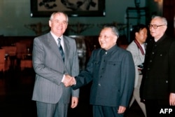 1989年5月16日，邓小平会见到访的苏联领导人戈尔巴乔夫，旁边是李先念