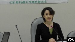 民進黨立委蕭美琴2月23日在立院記者會上(美國之音申華拍攝)