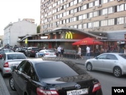 俄美目前分歧太多。位于莫斯科市中心普希金广场，冷战结束前夕1990年1月在苏联开设的第一家麦当劳店。