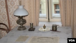 圣彼得堡列宁故居博物馆中列宁使用过的桌子。（美国之音白桦拍摄）