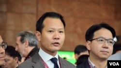 香港專業議政立法會議員郭榮鏗(左)及莫乃光。(美國之音湯惠芸)