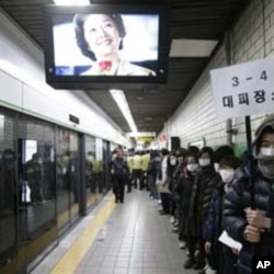 在首爾地鐵站內舉行的民防演習