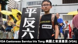 11歲的小學五年級學生何同學參與六四遊行，他認為建設民主中國很難定義，民主最基本就是不會有北韓式的選舉
