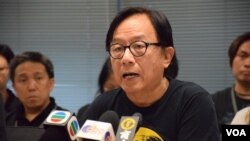 進步教師同盟成員韓連山表示，香港教育局今年新出版的基本法教材，內容疑似來自北京去年公佈的《一國兩制白皮書》。( 美國之音湯惠芸拍攝)