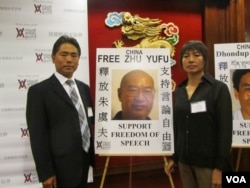 朱喬夫( 左)和朱小硯希望美國能向即將訪美的習近平提出釋放朱虞夫（美國之音容易拍攝）
