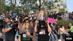 香港網民發起在尖沙咀梳士巴利花園舉行“追究警暴，守護民眾”的集會，抗議警方暴力。