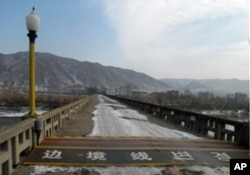 The border line on the Tumen River Bridge