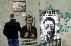 捷克布拉格市一堵墙上张贴着中国武汉眼科医生李文亮的遗像。（2020年3月13日）