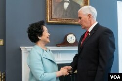 美国副总统彭斯(右)与到访的香港前政务司司长陈方安生(左)握手。 (香港立法会议员郭荣铿议员办事处提供)