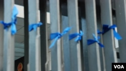 香港特首辦公室大閘掛滿象徵新聞自由的藍絲帶 (美國之音湯惠芸)