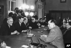 1957年11月在莫斯科，毛泽东主席、邓小平和苏联部长会议主席布尔加宁会谈。中共通过纪念毛来宣示政权合法性