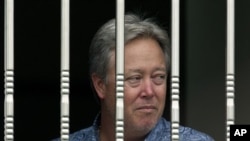 美國佛羅里達州專用醫療用品公司共同業主斯塔恩斯從窗外眺望。因工資糾紛，他被 憤怒的北京懷柔分廠工人扣為人質。