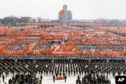 1976年10月，官方组织北京天安门广场上百万人集会，庆祝粉碎四人帮，华国锋担任中共主席