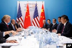 在20国集团汉堡峰会期间的美中会谈。美国总统川普、国家安全事务助理麦克马斯特等人同中国主席习近平、中共中央办公厅主任栗战书、外长王毅、财经高官刘鹤（中方灰白头发者）等人会谈（2017年7月8日）。