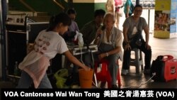 有街頭表演者在尖沙咀天星碼頭外表演涉嫌收取途人金錢打賞 (美國之音湯惠芸)