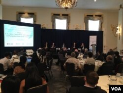 中美研究中心专家讨论美中关系热点问题 (美国之音钟辰芳拍摄)