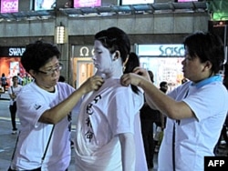 女青年做化妆准备