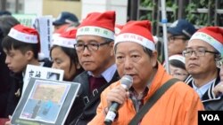 香港支聯會秘書李卓人(右一) (美國之音特約記者 湯惠芸拍攝 )