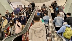 立法会选举投票日，多间商场挤满购物人潮。 (美国之音汤惠芸拍摄)