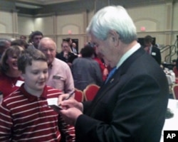 美国共和党总统参选人、国会众议院前议长金里奇给小朋友签名