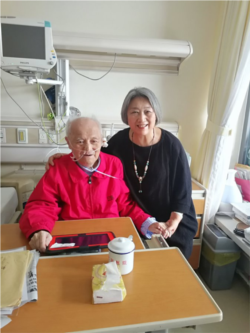 2018年8月8日高瑜等在北京医院探视毛泽东兼职秘书李锐 （高瑜 推特照片）