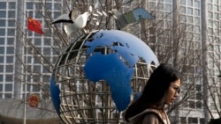 一名女子走过北京的中国外交部大楼。（2019年1月29日）