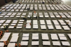 中國武漢將一個會展中心改建成收治新冠病毒感染患者的醫院。（2020年2月4日）